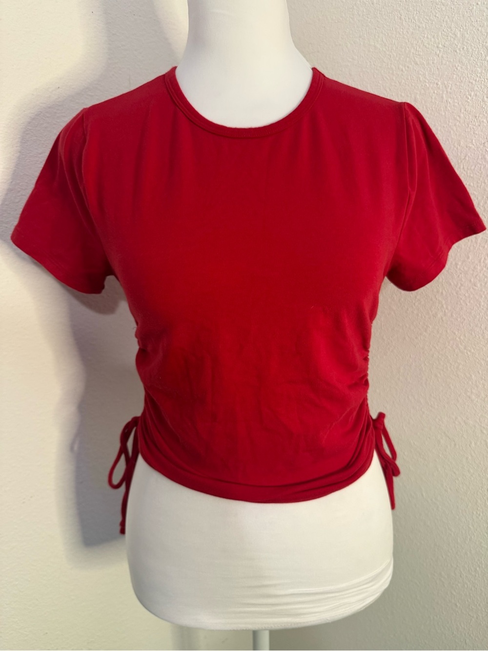 Hollister Red Side Cinch Ruched Baby Tee Size M - Picture 2 of 6